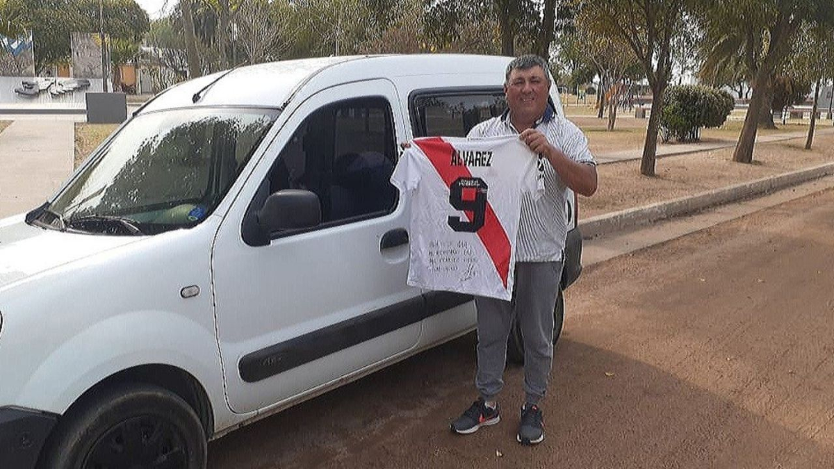 Julián Álvarez le regaló una camioneta a su primer entrenador de fútbol.