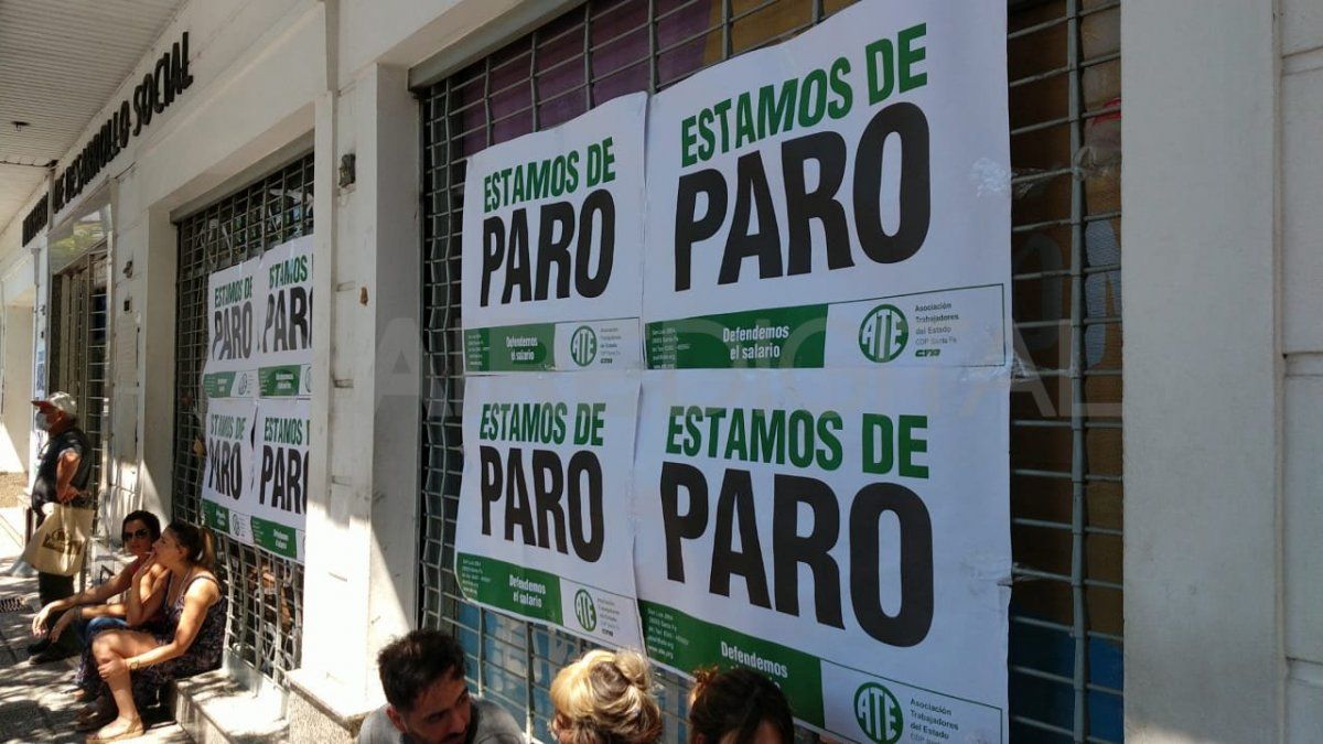 Personal de la Secretaría de la Niñez se concentró y movilizó en San Luis 3100.
