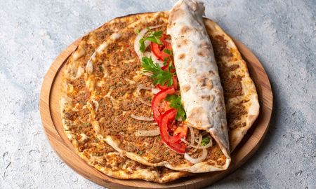 Cómo hacer lahmacun, la famosa pizza turca. Cómo hacer lahmacun, la famosa pizza turca.