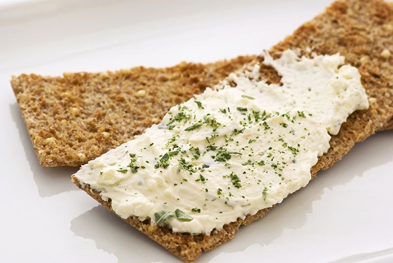 Con una base de queso crema o legumbres