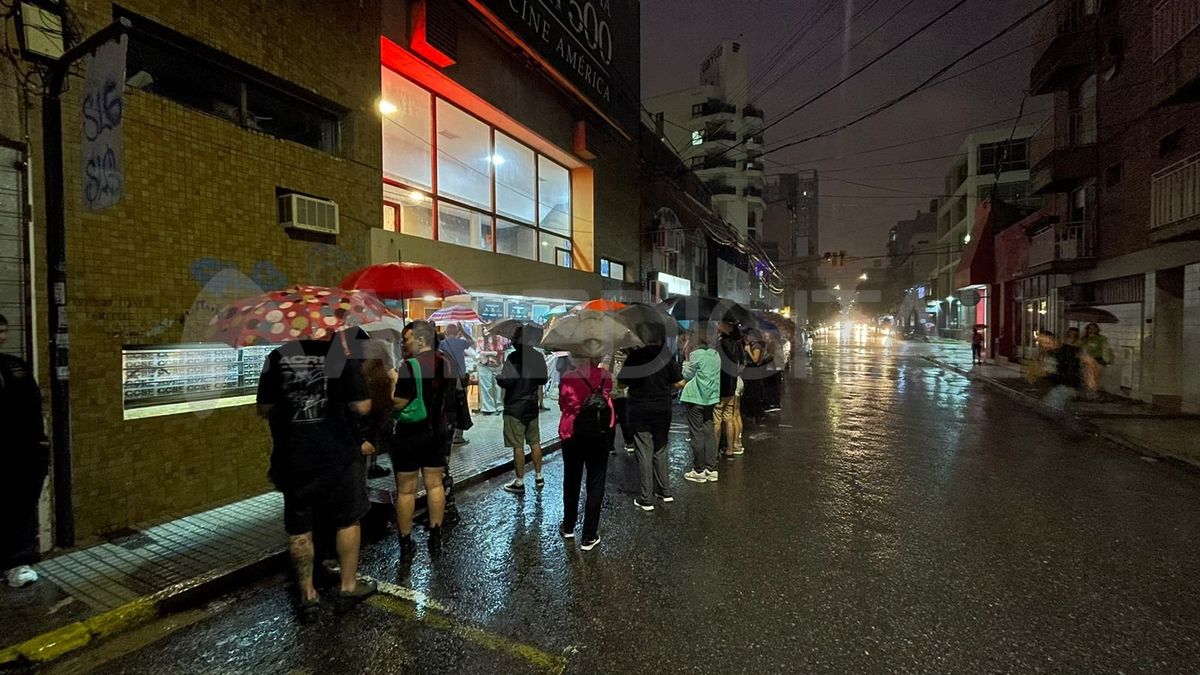 La lluvia no impidió manifestarse en Santa Fe contra el desfinanciamiento del INCAA. La lluvia no impidió manifestarse en Santa Fe contra el desfinanciamiento del INCAA.