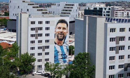 Lionel Messi y otro mural gigante en Albania: 30 metros de altura. Lionel Messi y otro mural gigante en Albania: 30 metros de altura.