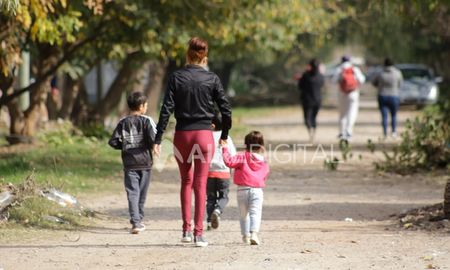 Los menores deberán estar acompañados por un adulto. Los menores deberán estar acompañados por un adulto.