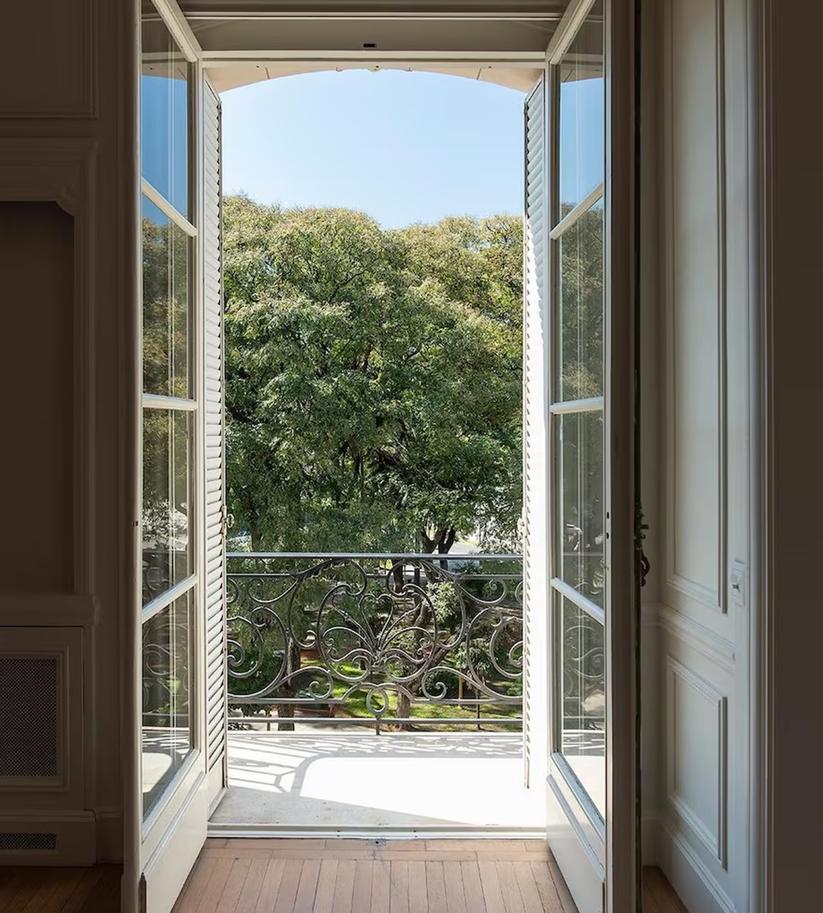 El balcón da a la Plaza San Martín y tiene vista al Palacio San Martín.