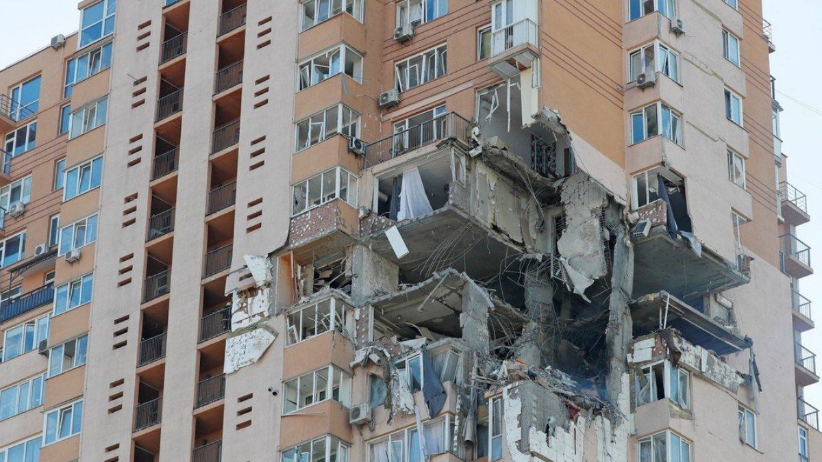 Un edificio de departamentos del centro de Kiev fue alcanzado por un misil ruso. Foto: REUTERS