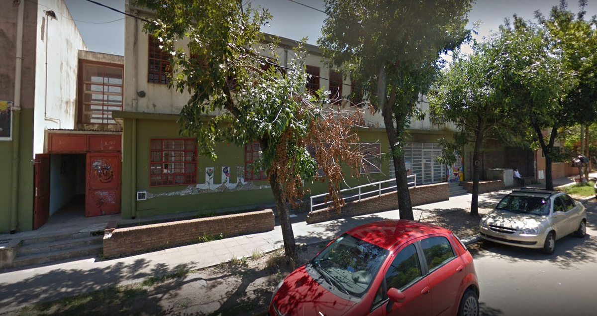 Una madre agredió a la directora del colegio de su hija: La agarró de los pelos y la golpeó contra la puerta