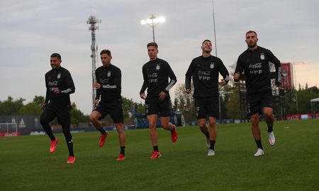 La Selección Argentina entrenó de cara al partido con Uruguay y Lionel Scaloni sigue de cerca el estado físico de sus dirigidos. La Selección Argentina entrenó de cara al partido con Uruguay y Lionel Scaloni sigue de cerca el estado físico de sus dirigidos.