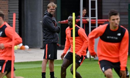 Jürgen Klopp observa los trabajos de sus jugadores, una escena que la pandemia de coronavirus no permite desarrollar desde hace semanas. Jürgen Klopp observa los trabajos de sus jugadores, una escena que la pandemia de coronavirus no permite desarrollar desde hace semanas.