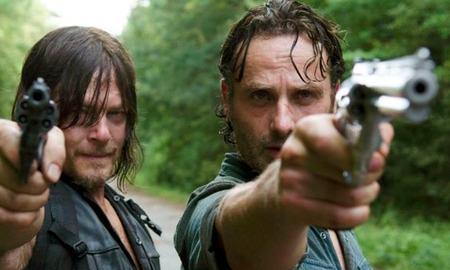Este avance retrocede en el tiempo llevándonos a las primeras temporadas, cuando el grupo de supervivientes no solo luchaba por sobrevivir, sino también por tener unidad. A medida que el video avanza se muestra la evolución del grupo y como Rick (Andrew Lincoln) fue una parte vital para esto. Este avance retrocede en el tiempo llevándonos a las primeras temporadas, cuando el grupo de supervivientes no solo luchaba por sobrevivir, sino también por tener unidad. A medida que el video avanza se muestra la evolución del grupo y como Rick (Andrew Lincoln) fue una parte vital para esto.