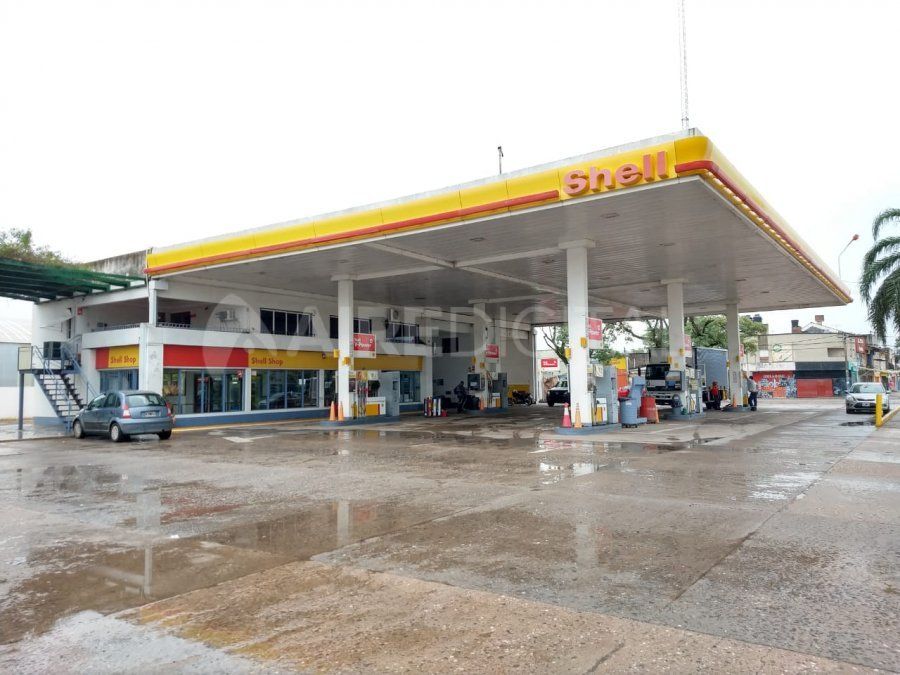 Desde adentro del veh&iacute;culo los delincuentes amedrentaron al empleado con un arma de fuego.