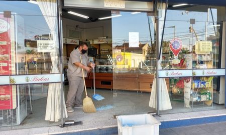 Rompieron la puerta de blindex para robar en la panadería Balear de barrio Sur. Rompieron la puerta de blindex para robar en la panadería Balear de barrio Sur.