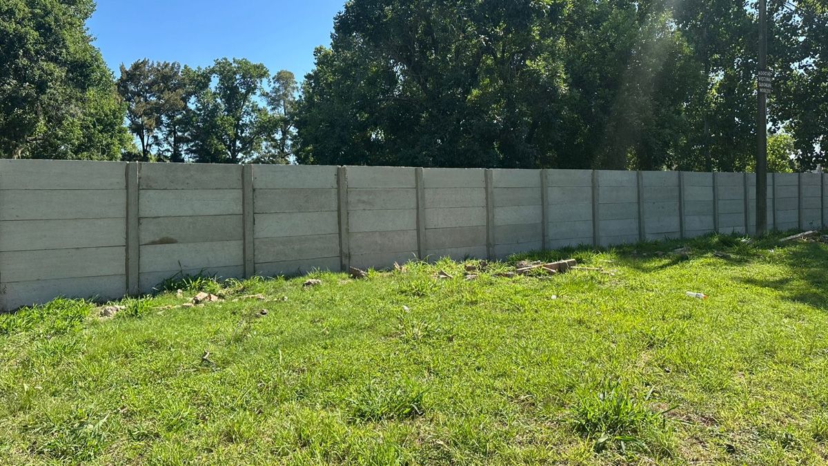 A ra&iacute;z de los reiterados robos de tejido, las autoridades del club decidieron construir un tapial en el per&iacute;metro.