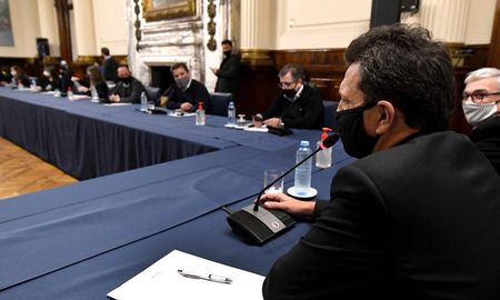 El presidente de la Cámara de Diputados, Sergio Massa, junto a los jefes de bloque e interbloque, se reunieron para analizar el temario de la primera sesión remota y la puesta a punta del sistema. El presidente de la Cámara de Diputados, Sergio Massa, junto a los jefes de bloque e interbloque, se reunieron para analizar el temario de la primera sesión remota y la puesta a punta del sistema.