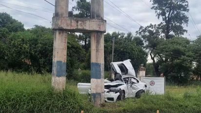 Accidente fatal: dos jóvenes murieron al chocar contra un poste y otras tres personas están en estado crítico