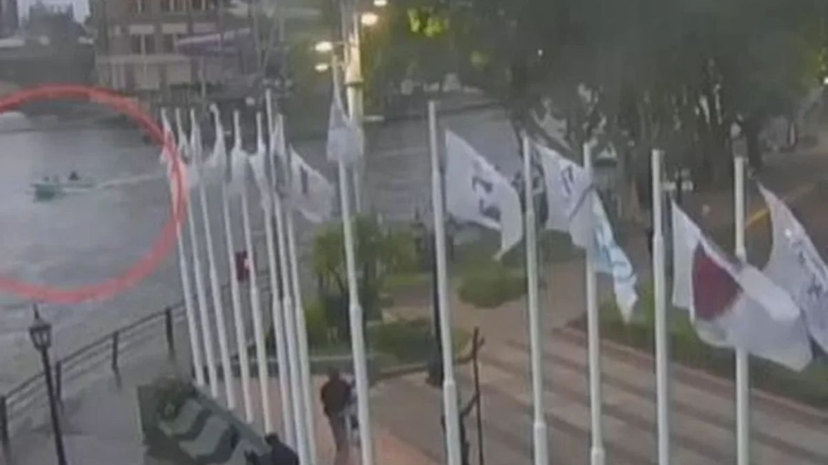 La adolescente desaparecida en La Plata se habría subido a una lancha con un chico. La adolescente desaparecida en La Plata se habría subido a una lancha con un chico.