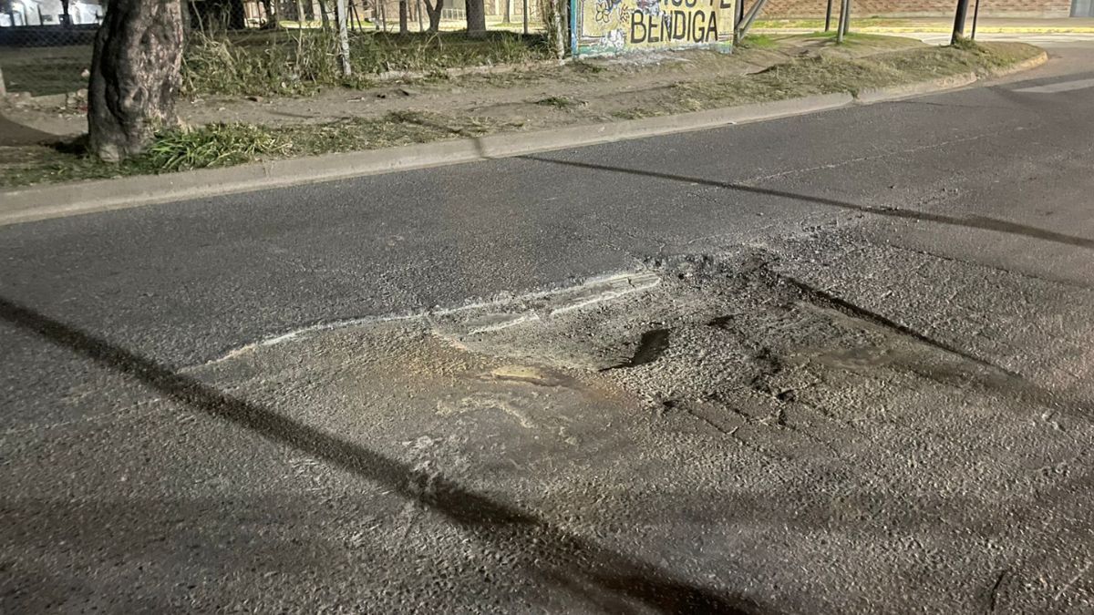 Así es el estado actual de la carpeta asfáltica en Avenida Juan José Paso a metro de calle Urquiza.