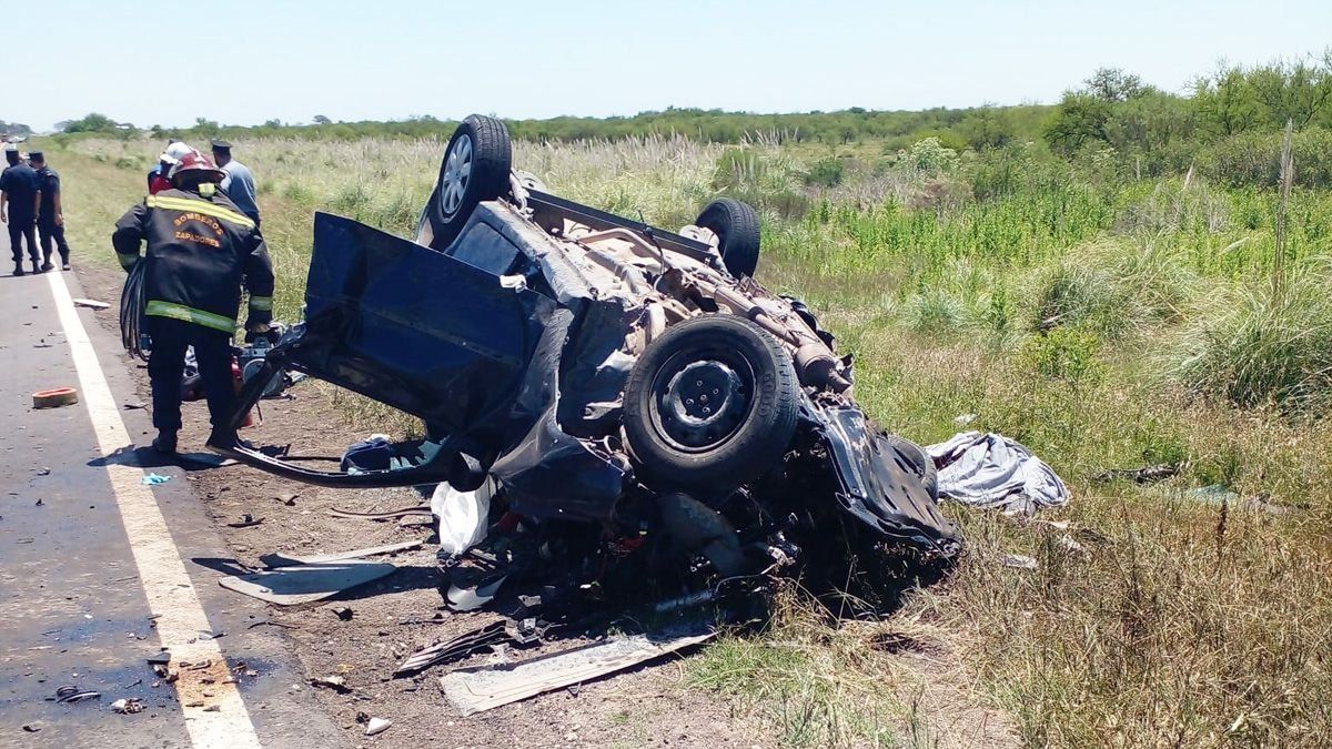 El accidente fatal fue este viernes al mediodía, a la altura del kilómetro 28 de la Ruta Nacional 18, saliendo de Paraná. Las víctimas fatales, los padres de las niñas, tenían 35 y 30 años y eran oriundos de Recreo. 