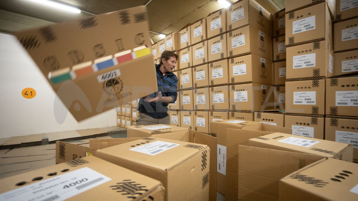 Personal del Tribunal trabajó en el armado de las urnas y el etiquetado para que puedan distribuirse a los locales de votación.