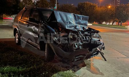 El auto quedó con el frente destrozado, pero el conductor que viajaba solo no resultó herido de gravedad. El auto quedó con el frente destrozado, pero el conductor que viajaba solo no resultó herido de gravedad.