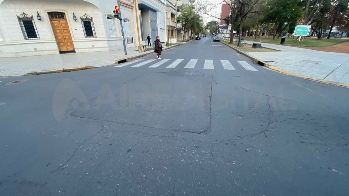 La intersección de 4 de Enero y Junín presenta un hundimiento de grandes dimensiones.