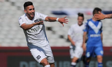 Nahuel Bustos de 22 años, fue uno de los jugadores con mejor rendimiento en la última temporada defendiendo los colores de Talleres. Nahuel Bustos de 22 años, fue uno de los jugadores con mejor rendimiento en la última temporada defendiendo los colores de Talleres.