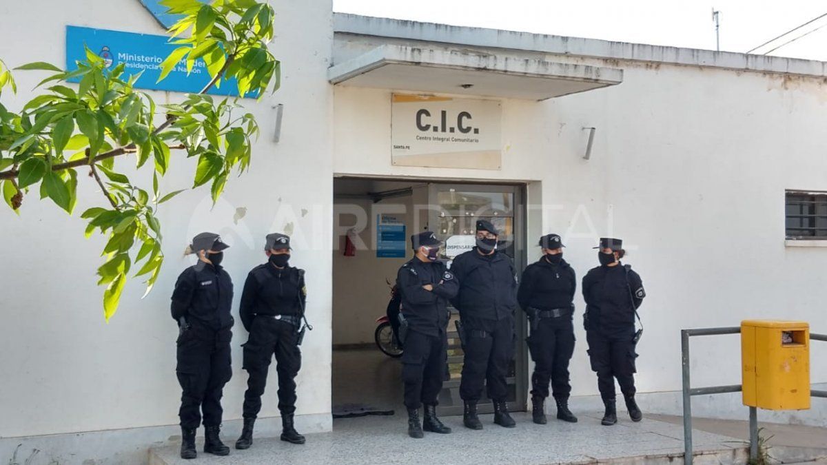 En horas del mediodía las familias que permanecían en los terrenos fueron convocados a una reunión en el CIC de Facundo Zuviría con las autoridades para firmar el convenio de reubicación. 