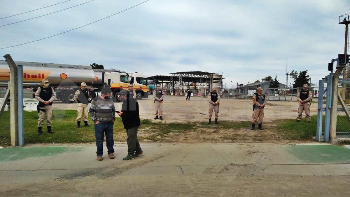 Por un conflicto gremial entre la Federación Argentina de Petroleros