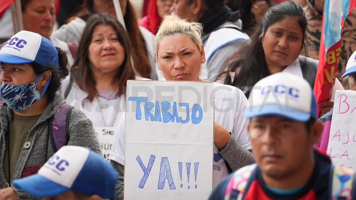 Organizaciones sociales, políticas y gremiales marcharon este martes en la ciudad de Santa Fe.