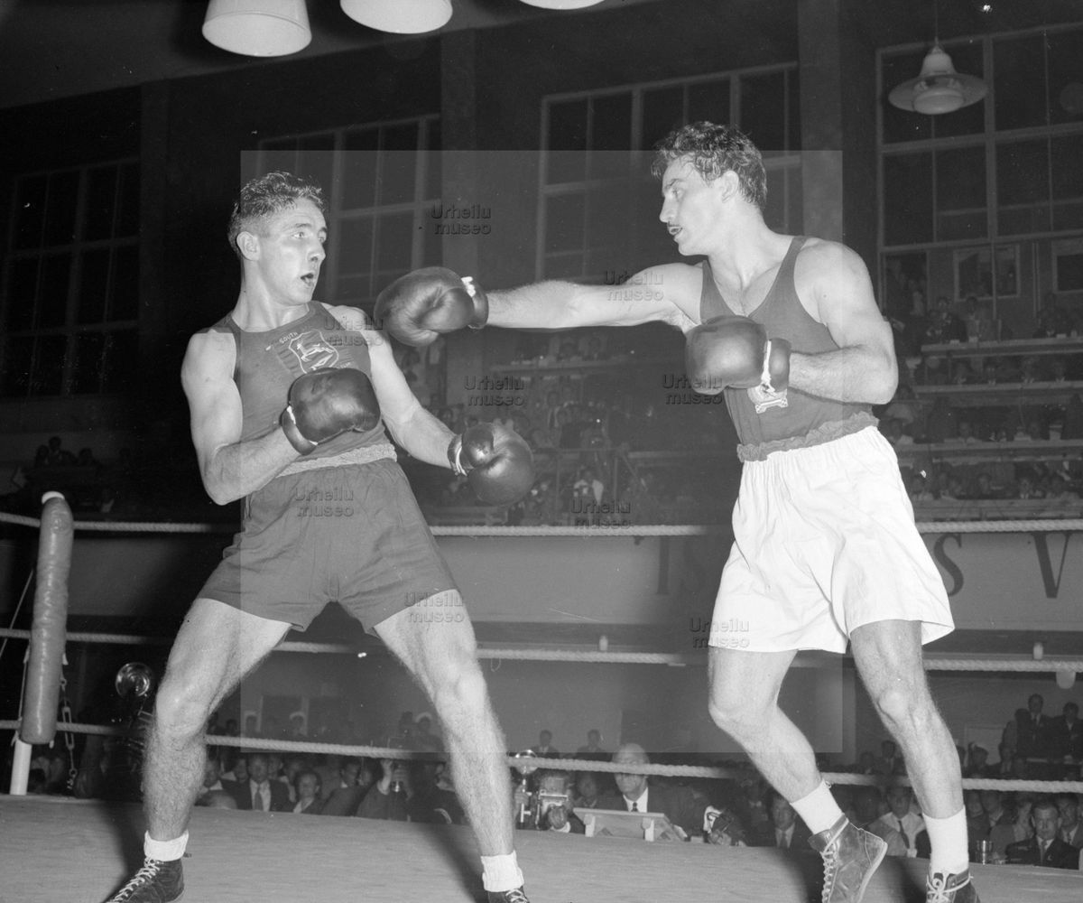 En los Juegos de Helsinki 1952, el húngaro combatiría en mediano junior (hasta 71 kilos) y, el 2 de agosto, se alzó con el oro tras derrotar por puntos (3-0) al sudafricano Theunis Jacobus van Schalkwyk.