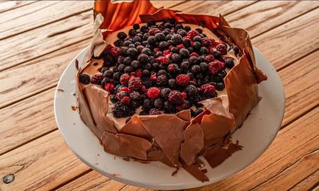 Torta amarga de chocolate y frutos rojos, by Maru Botana. Torta amarga de chocolate y frutos rojos, by Maru Botana.