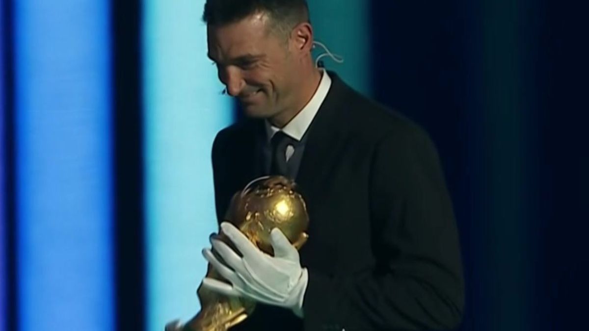 Así fue el momento en que Lionel Scaloni entregó la Copa del Mundo en el sorteo en Estados Unidos.