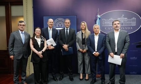 El jefe de Gabinete, Manuel Adorni, presentó este martes las propuestas incluidas en el informe final del Consejo de Mayo, que serán enviadas por el Gobierno nacional para su debate en el Congreso de la Nación. El jefe de Gabinete, Manuel Adorni, presentó este martes las propuestas incluidas en el informe final del Consejo de Mayo, que serán enviadas por el Gobierno nacional para su debate en el Congreso de la Nación.