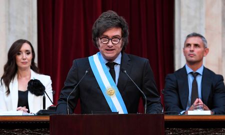 El presidente Javier Milei supervisa el accionar de la mesa política para la sanción de los proyectos que envió en febrero y redacta el discurso con el que abrirá el período ordinario ante la Asamblea Legislativa del Congreso de la Nación. El presidente Javier Milei supervisa el accionar de la mesa política para la sanción de los proyectos que envió en febrero y redacta el discurso con el que abrirá el período ordinario ante la Asamblea Legislativa del Congreso de la Nación.