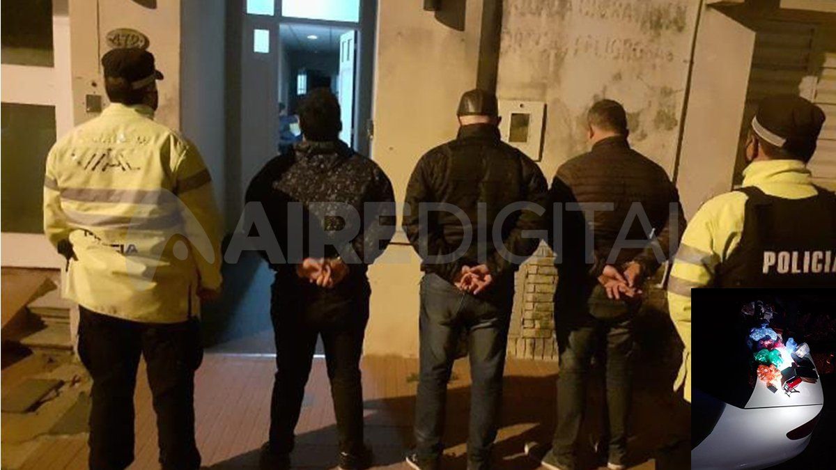 Presidente Roca: hallaron 994 gramos de cocaína en el interior de una mochila que trasladaba un remís. Tres hombres quedaron detenidos.