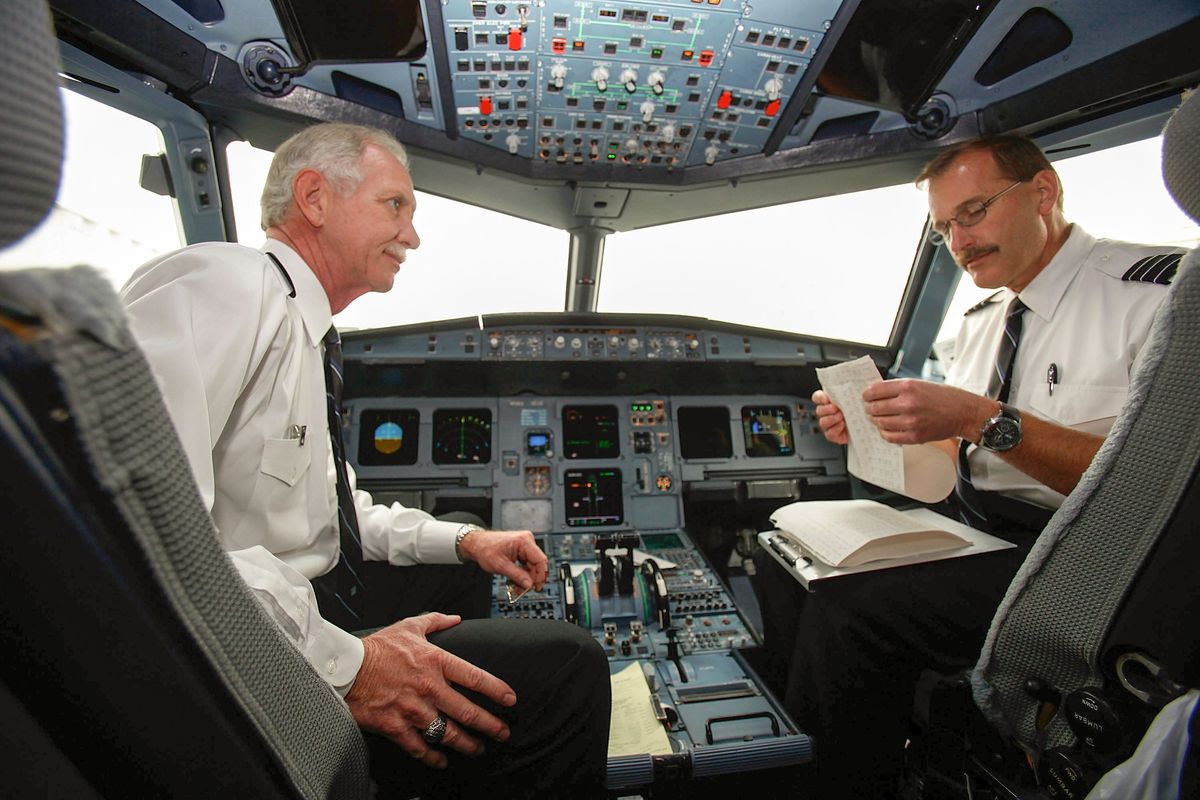 Sullenberger volvió a volar el jueves 1 de octubre del 2009. Ese día, con otro A320 y, con Skiles como primer oficial, completaron la ruta Nueva York-Charlotte, interrumpida ocho meses y 16 días atrás cuando habían terminado en el Hudson. Sullenberger volvió a volar el jueves 1 de octubre del 2009. Ese día, con otro A320 y, con Skiles como primer oficial, completaron la ruta Nueva York-Charlotte, interrumpida ocho meses y 16 días atrás cuando habían terminado en el Hudson.