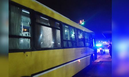 Un colectivo del servicio C Verde sufrió la rotura de uno de sus cristales mientras circulaba por la Ruta 1 en Colastiné. Un colectivo del servicio C Verde sufrió la rotura de uno de sus cristales mientras circulaba por la Ruta 1 en Colastiné.
