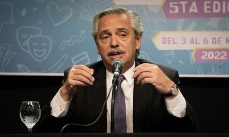 El Presidente asegura que está bajando de peso con una dieta que él mismo se inventó. Así lució la semana pasada en su viaje a Santa Fe. El Presidente asegura que está bajando de peso con una dieta que él mismo se inventó. Así lució la semana pasada en su viaje a Santa Fe.