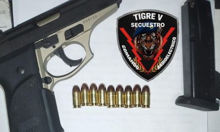 El menor y otras dos personas fueron detenidos en Rosario con un arma y municiones. El menor y otras dos personas fueron detenidos en Rosario con un arma y municiones.
