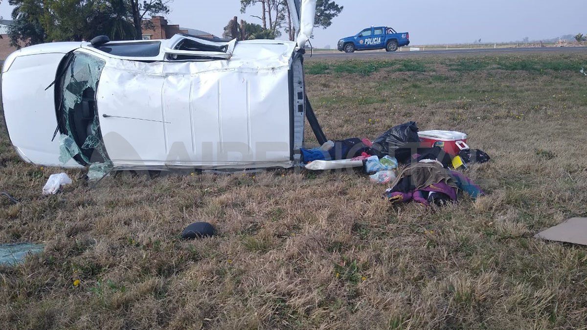 Una mujer perdió la vida y otras cuatro personas fueron trasladadas, primero al Samco de la localidad y luego derivados al hospital de El Trébol. Por su parte, el camionero resultó herido.