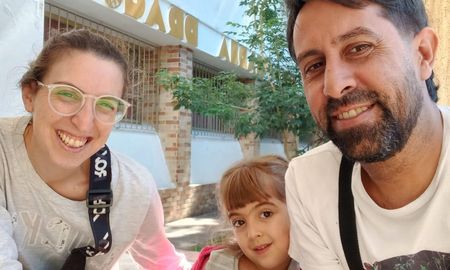 Vito, Leo y la pequeña Juana, en la puerta de la escuela donde se conocieron sus papás hace 21 años. Vito, Leo y la pequeña Juana, en la puerta de la escuela donde se conocieron sus papás hace 21 años.
