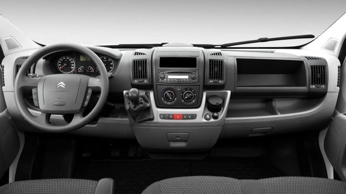 Interior cómodo y área de carga amplia: la Jumper suma tecnología, seguridad y practicidad pensada para jornadas laborales intensas. Interior cómodo y área de carga amplia: la Jumper suma tecnología, seguridad y practicidad pensada para jornadas laborales intensas.