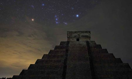 El templo de Kukulkán, ubicado en la península de Yucatán, en México. Fue construido en el siglo XII d. C. por los Mayas itzaes. El templo de Kukulkán, ubicado en la península de Yucatán, en México. Fue construido en el siglo XII d. C. por los Mayas itzaes.