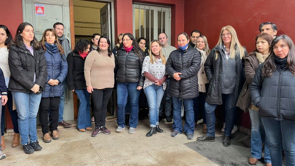 Los docentes se reunieron en la puerta de la escuela para dialogar con el móvil de AIRE.