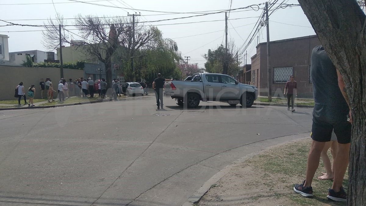 Impactante choque en cadena en barrio San Roque: dos autos quedaron sobre la vereda