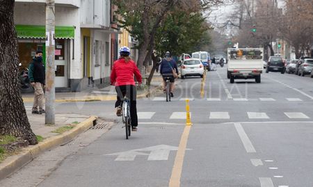 La víctima circulaba en bicicleta y fue interceptada por tres hombres en motos La víctima circulaba en bicicleta y fue interceptada por tres hombres en motos
