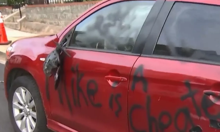Le destrozó el auto a su novio por infiel, pero se equivocó de vehículo Le destrozó el auto a su novio por infiel, pero se equivocó de vehículo
