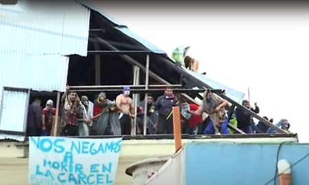 Nos negamos a morir en la cárcel, rezaba una de las banderas que los reclusos mostraron. Nos negamos a morir en la cárcel, rezaba una de las banderas que los reclusos mostraron.