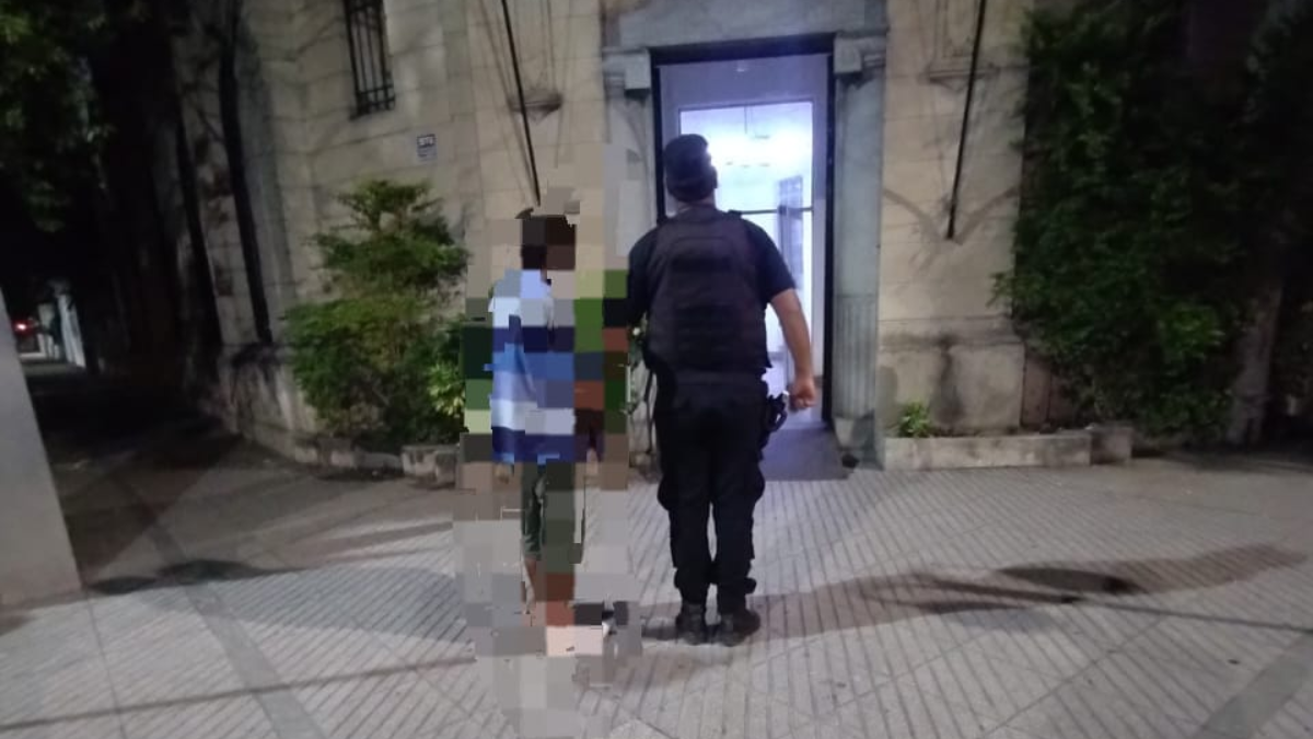 El hombre de 41 años fue detenido luego de amenazar a personas con un arma blanca.