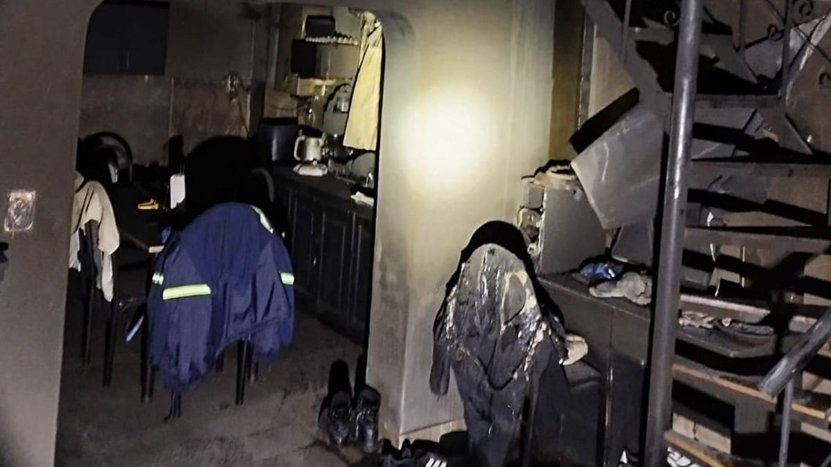 Así quedó el interior de la vivienda tomada por el fuego en Capitán Bermúdez. Así quedó el interior de la vivienda tomada por el fuego en Capitán Bermúdez.