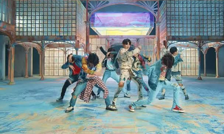 Fake Love se convirtió en el quinto video musical de BTS en alcanzar la marca, después de MIC Drop, DNA, Boy With Luv y Dynamite. Fake Love se convirtió en el quinto video musical de BTS en alcanzar la marca, después de MIC Drop, DNA, Boy With Luv y Dynamite.